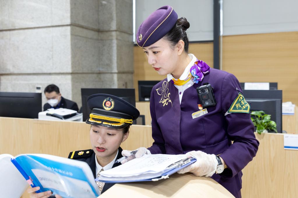 新華全媒+丨鐵路姐妹花，守護春運回家路