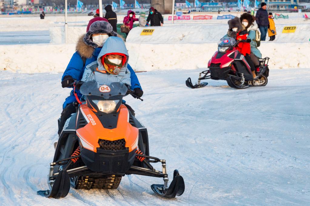 新華全媒+丨冰情雪韻一甲子 浪漫&ldquo;冰城&rdquo;吸引八方來(lái)客