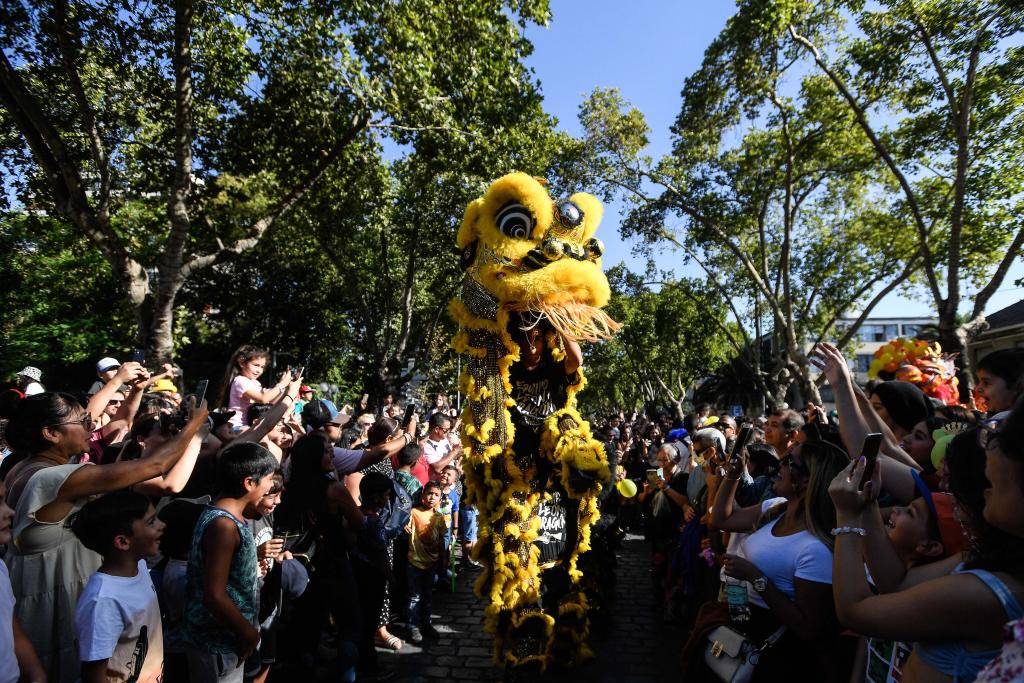 智利首都舉行盛大春節慶?；顒?dòng)