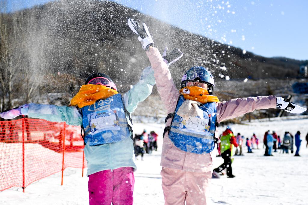 新華全媒+｜孩子們的快樂(lè )&ldquo;冰雪寒假&rdquo;