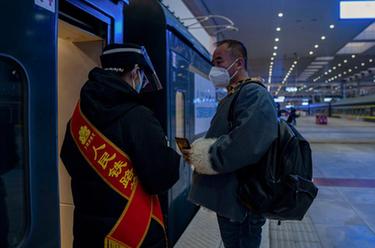 新華全媒+&middot;新春走基層丨坐上自己曾駕駛的火車(chē)，他沿著(zhù)青藏線(xiàn)回家過(guò)年