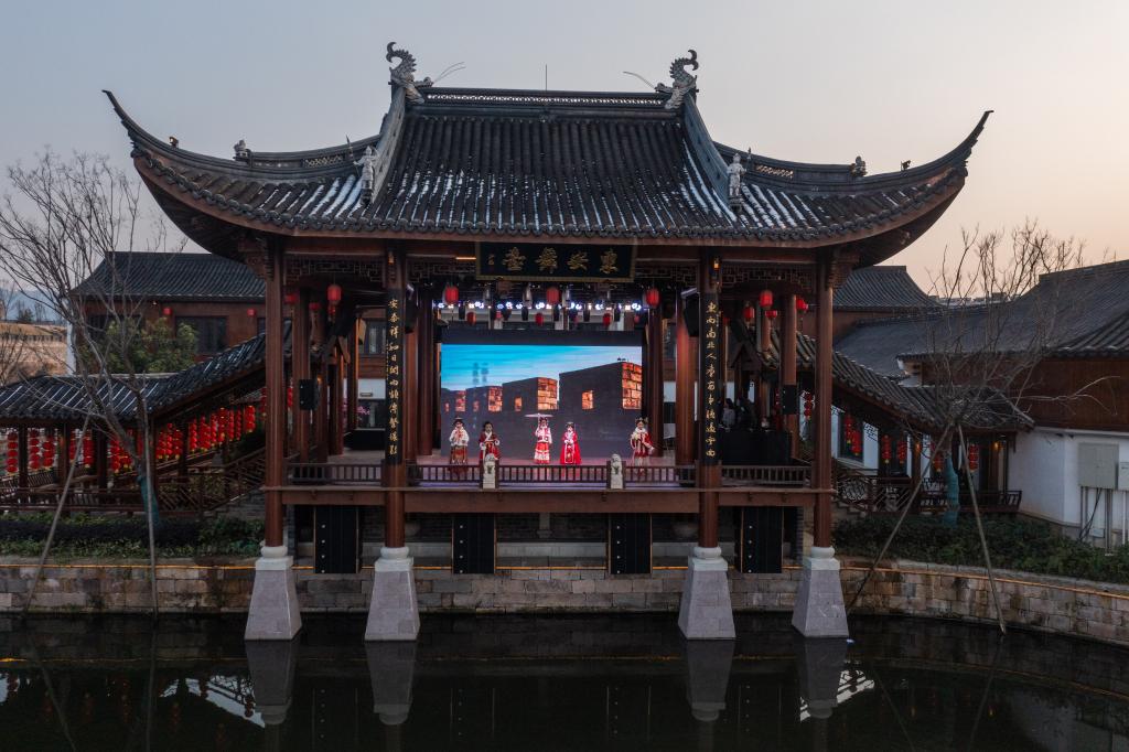 新華全媒＋丨千年古鎮開(kāi)啟&ldquo;迎新春&rdquo;年俗大戲