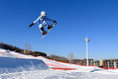 新華全媒+丨飛翔吧，滑雪少年