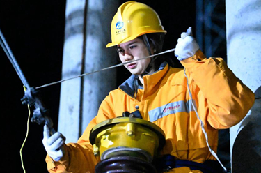 新華全媒＋丨護航春運：&ldquo;鐵姑娘&rdquo;寒夜在行動(dòng)