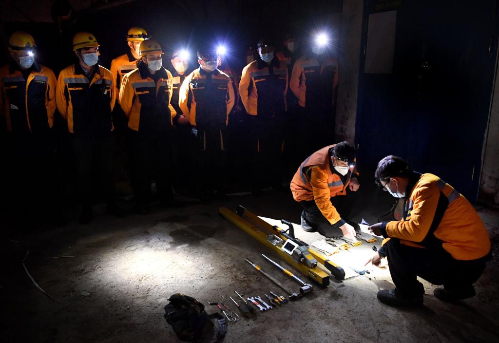 新華全媒+丨寒夜里，他們在地下30米隧道守護回家路