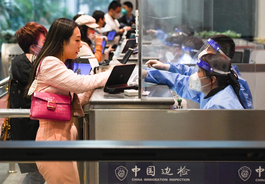 ?？冢憾啻氩⑴e保障旅客高效通關(guān)