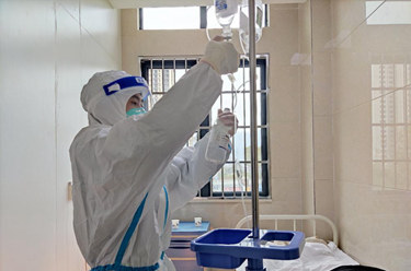 新華全媒+丨村醫巡診、下沉診療、備好藥品&hellip;&hellip;多地農村防疫一線(xiàn)見(jiàn)聞