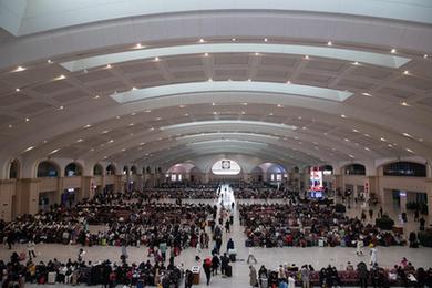 新春走基層&middot;關(guān)注春運丨哈爾濱火車(chē)站迎來(lái)節前出行高峰