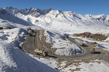 川藏線(xiàn)上鐵騎馳騁——西藏軍區川藏兵站部某運輸旅進(jìn)藏運輸任務(wù)見(jiàn)聞