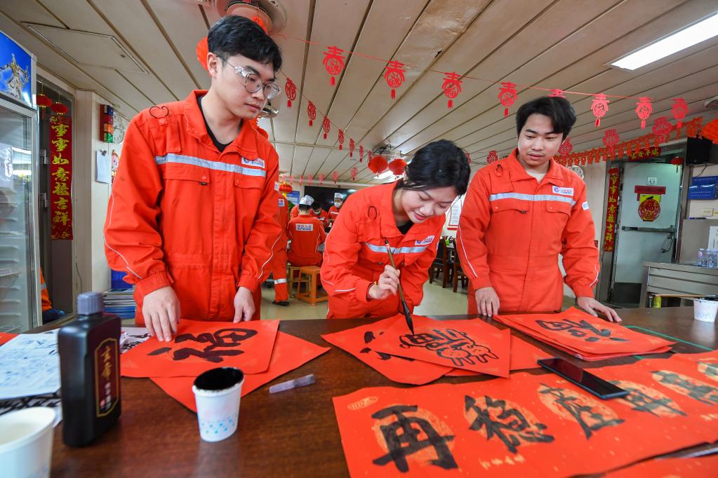 新華全媒+&middot;新春走基層丨海上平臺迎新春 &ldquo;卯&rdquo;足干勁爭上&ldquo;油&rdquo;