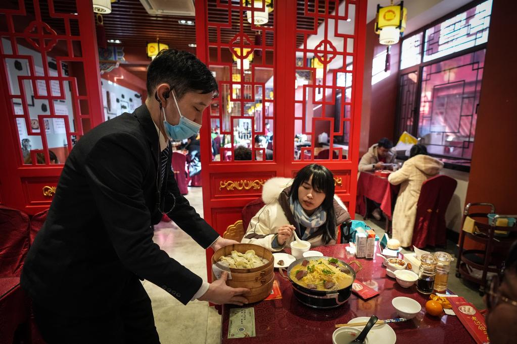 新華全媒+丨&ldquo;破五&rdquo;吃餃子