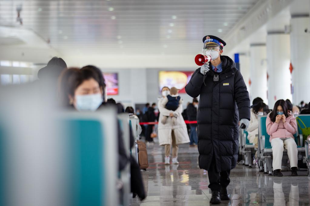 新春走基層&middot;關(guān)注春運丨春運&ldquo;新兵&rdquo;的堅守