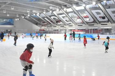 新華全媒＋丨雙奧場(chǎng)館里過(guò)大年&mdash;&mdash;新春佳節在&ldquo;冰立方&rdquo;感受冰上運動(dòng)魅力