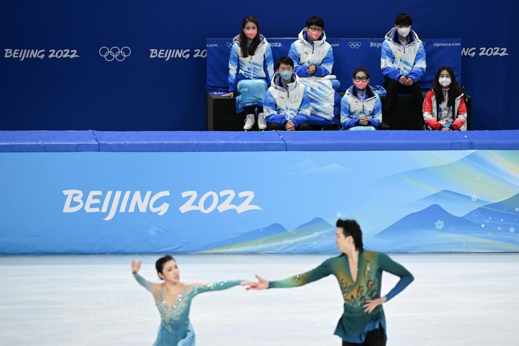 新華全媒+丨能滑冰會(huì )補冰，這個(gè)志愿者現在教滑冰