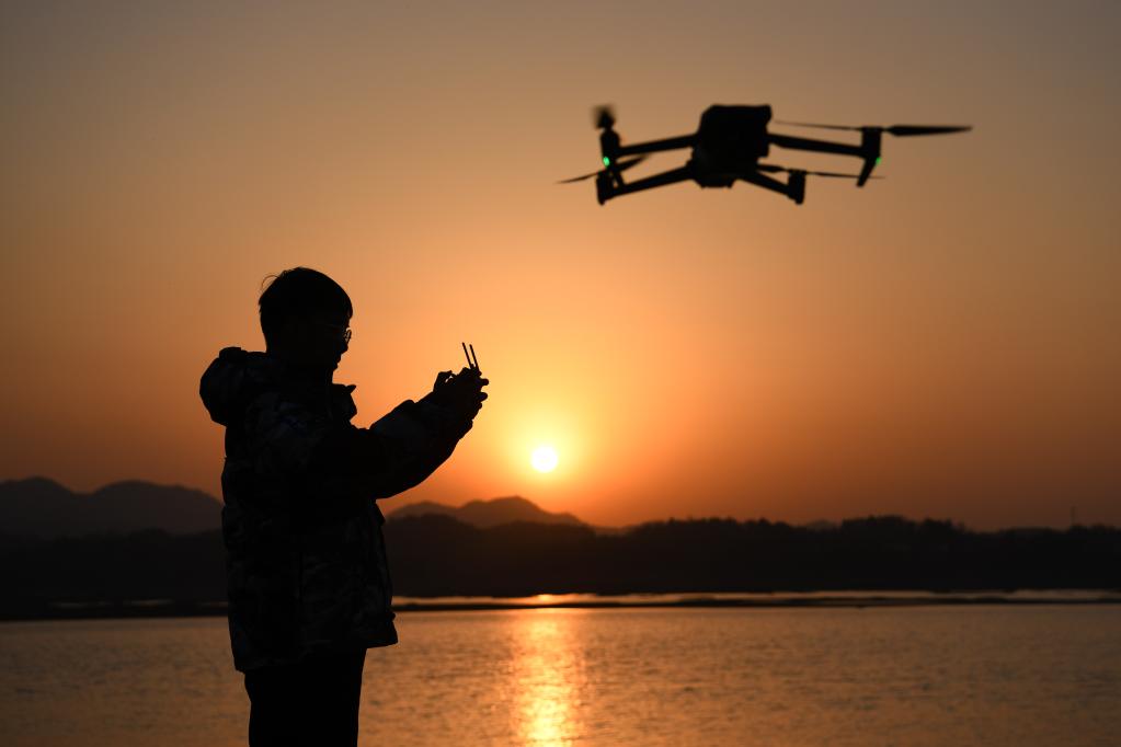 新華全媒+·新春走基層丨光影寄鄉愁——“00后”大學(xué)生回鄉記