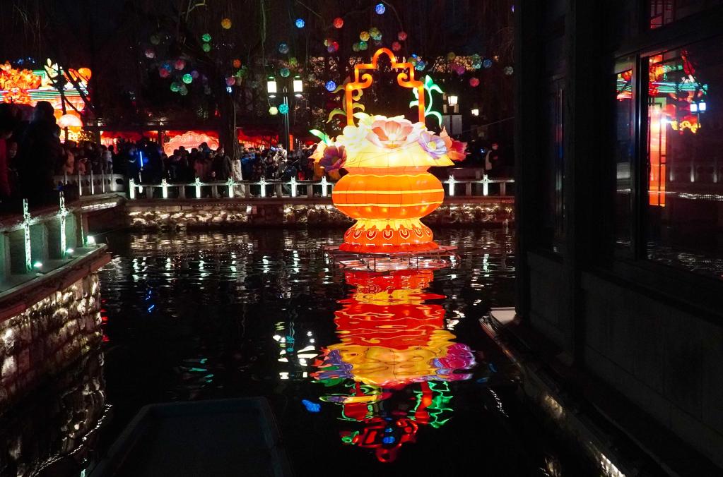 濟南:泉水潺潺映彩燈 流光溢彩迎元宵