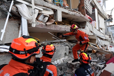 中國救援隊在土耳其地震重災區哈塔伊開(kāi)展救援工作