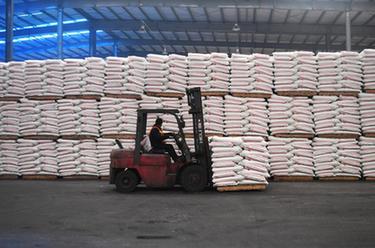 新華全媒+｜從廠(chǎng)區到地頭&mdash;&mdash;河南化肥生產(chǎn)運輸提速備春耕