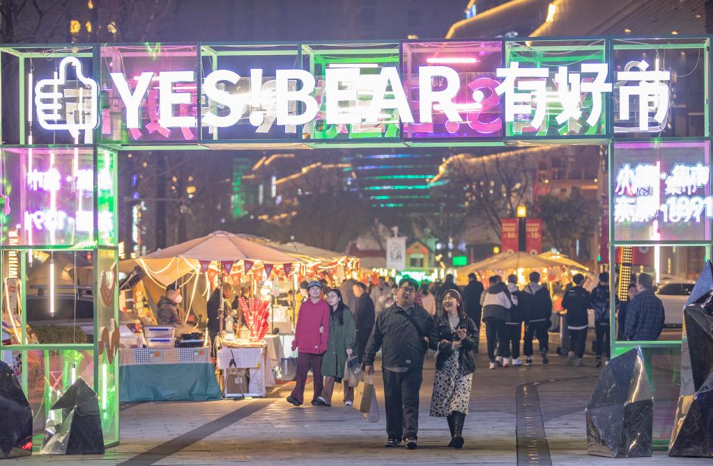 新華全媒+&middot;強信心&middot;開(kāi)新局丨重慶：打造多元消費場(chǎng)景 點(diǎn)亮沿江&ldquo;夜經(jīng)濟&rdquo;