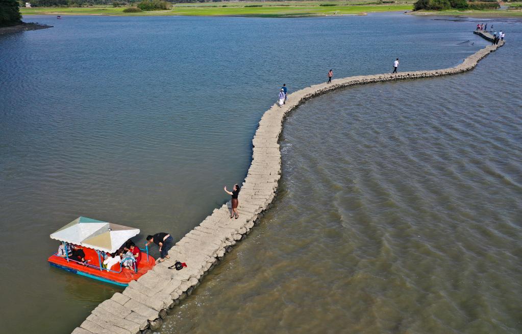 ?？诎倌?ldquo;蛇橋&rdquo;浮春水