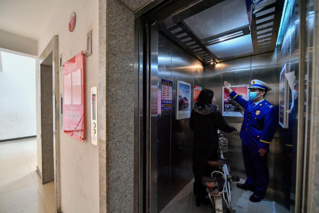 算法識別+聲光報警&mdash;&mdash;智能梯控系統攔住&ldquo;乘梯上樓&rdquo;的電動(dòng)車(chē)