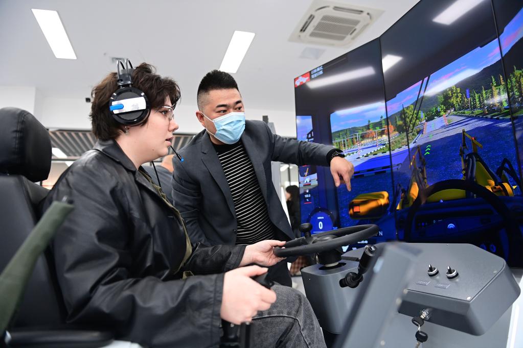 西安：留學(xué)生感受現代化中國鐵路