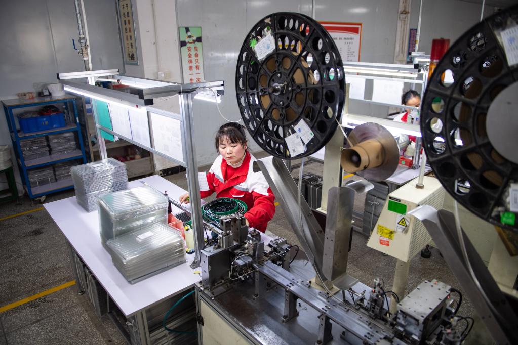 湖南汨羅：&ldquo;巾幗車(chē)間&rdquo;吸納婦女就近就業(yè)