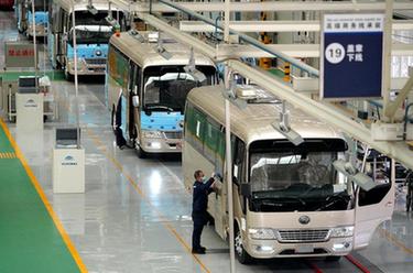 強信心&middot;開(kāi)新局丨海外市場(chǎng)頻獲訂單 宇通客車(chē)火熱生產(chǎn)