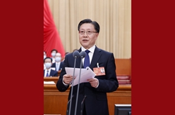 王東明主持十四屆全國人大一次會(huì )議第四次全體會(huì )議