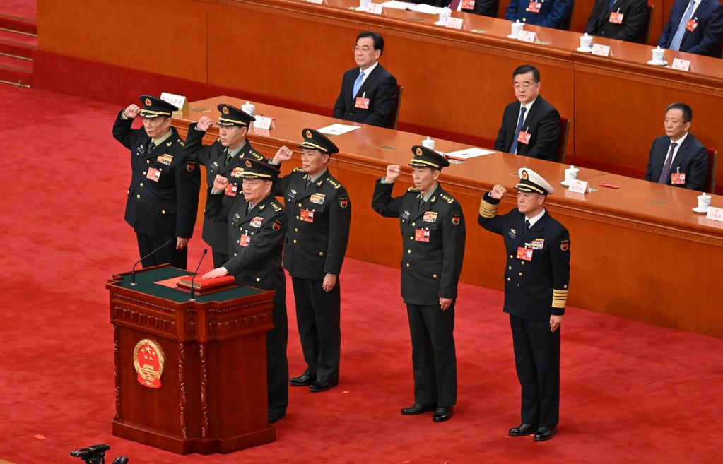 中央軍事委員會(huì )副主席、委員進(jìn)行憲法宣誓
