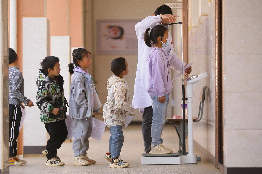 云南曲靖：&ldquo;一老一小&rdquo;體檢忙