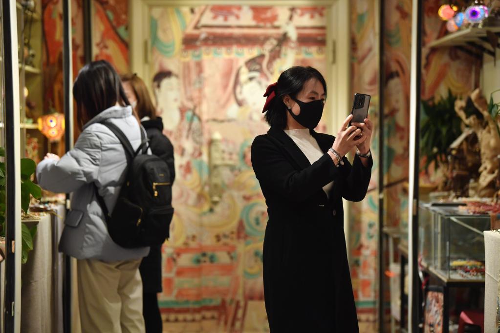 強信心&middot;開(kāi)新局丨甘肅敦煌：&ldquo;夜經(jīng)濟&rdquo;升溫 激發(fā)古城新活力