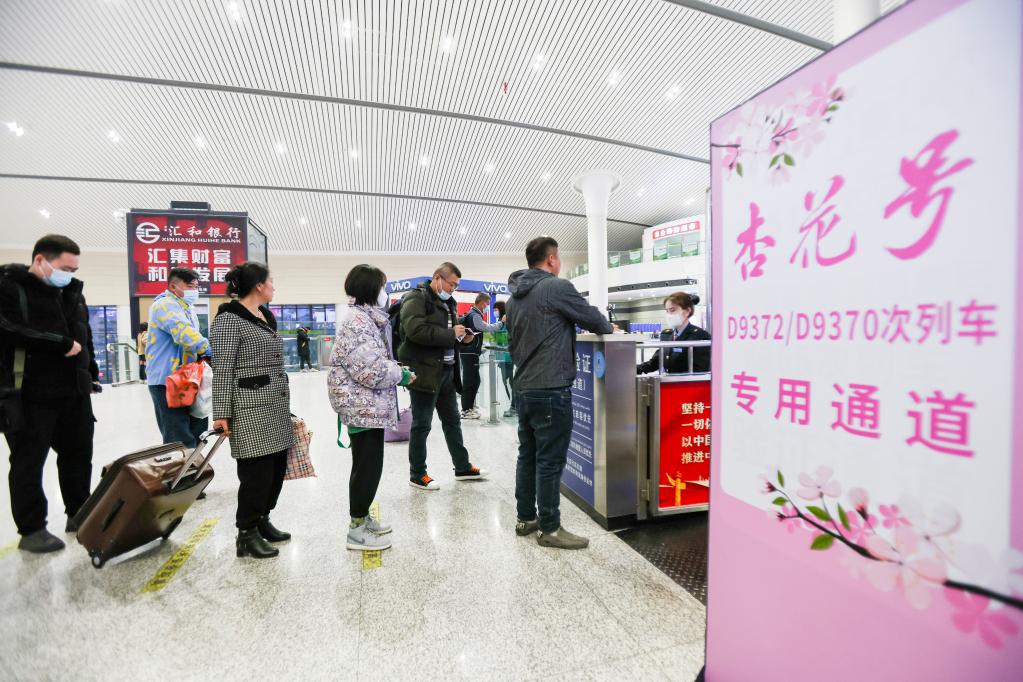 新疆鐵路開(kāi)通&ldquo;杏花號&rdquo;高鐵列車(chē)