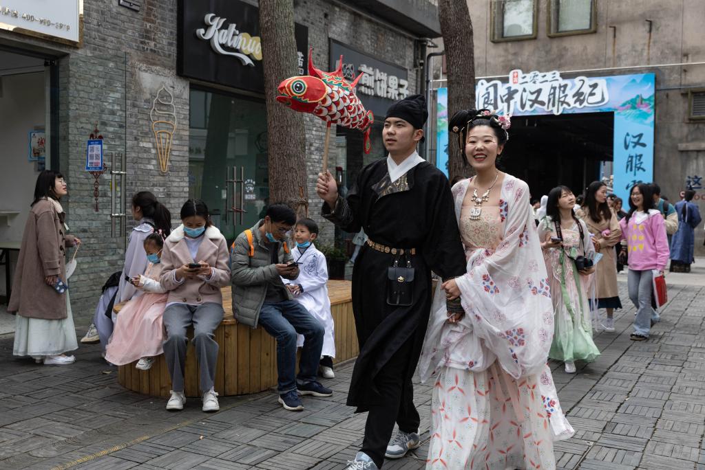 漢服愛(ài)好者聚閬中古城 &ldquo;以服會(huì )友&rdquo;