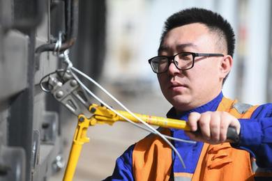 新華全媒+丨忙碌在&ldquo;糧倉&rdquo;備耕一線(xiàn)的&ldquo;95后&rdquo;貨裝值班員