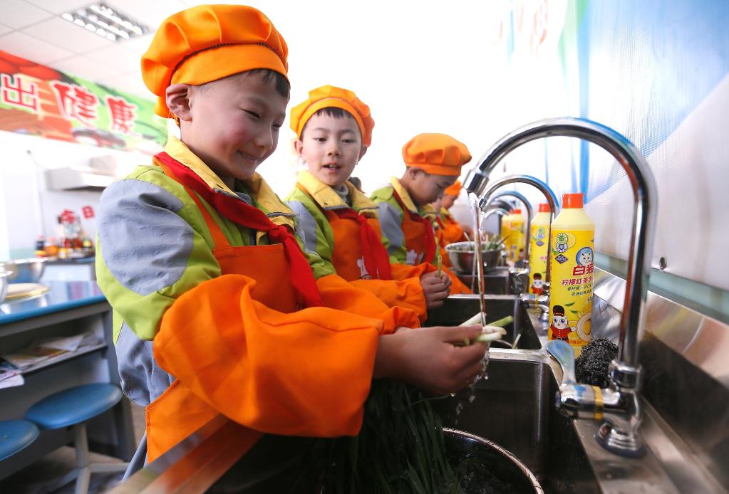 山東即墨：&ldquo;烹飪課堂&rdquo;學(xué)廚藝&nbsp;