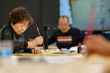 新疆：&ldquo;銀齡學(xué)堂&rdquo;讓老人老有所學(xué)