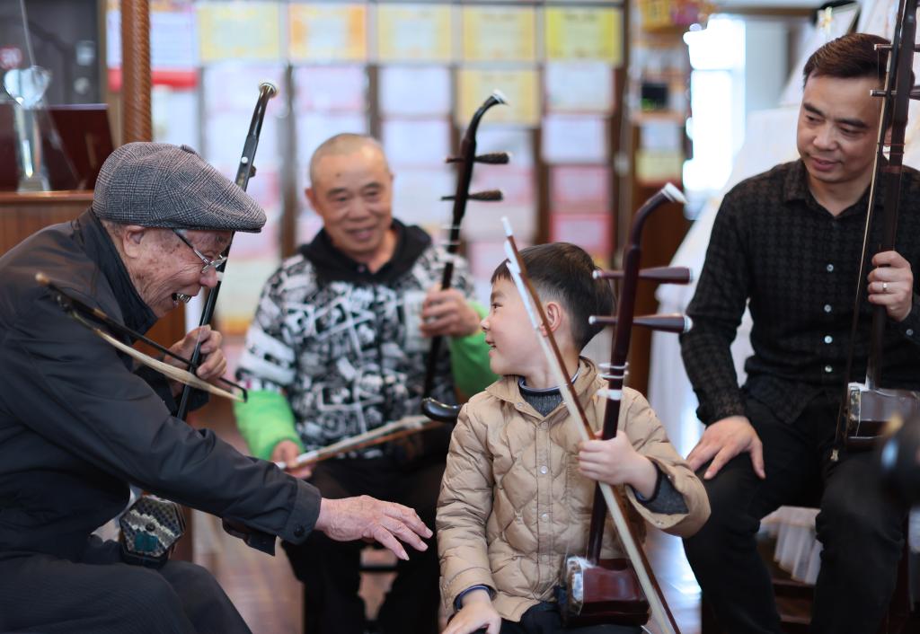 新華全媒+|祖孫四代情迷二胡 民樂(lè )涵養優(yōu)良家風(fēng)