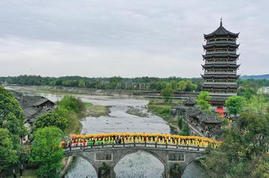 春臺會(huì )上觀(guān)&ldquo;巨龍&rdquo;巡游