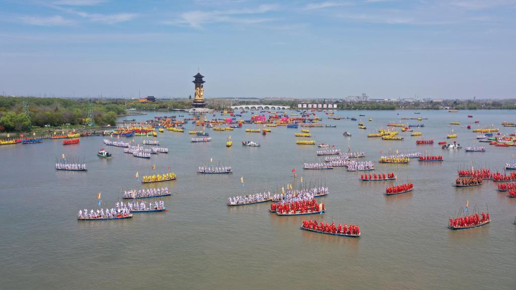 江蘇泰州:溱潼會(huì )船 百舸爭流