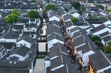 江蘇蘇州:山塘街里游人如織