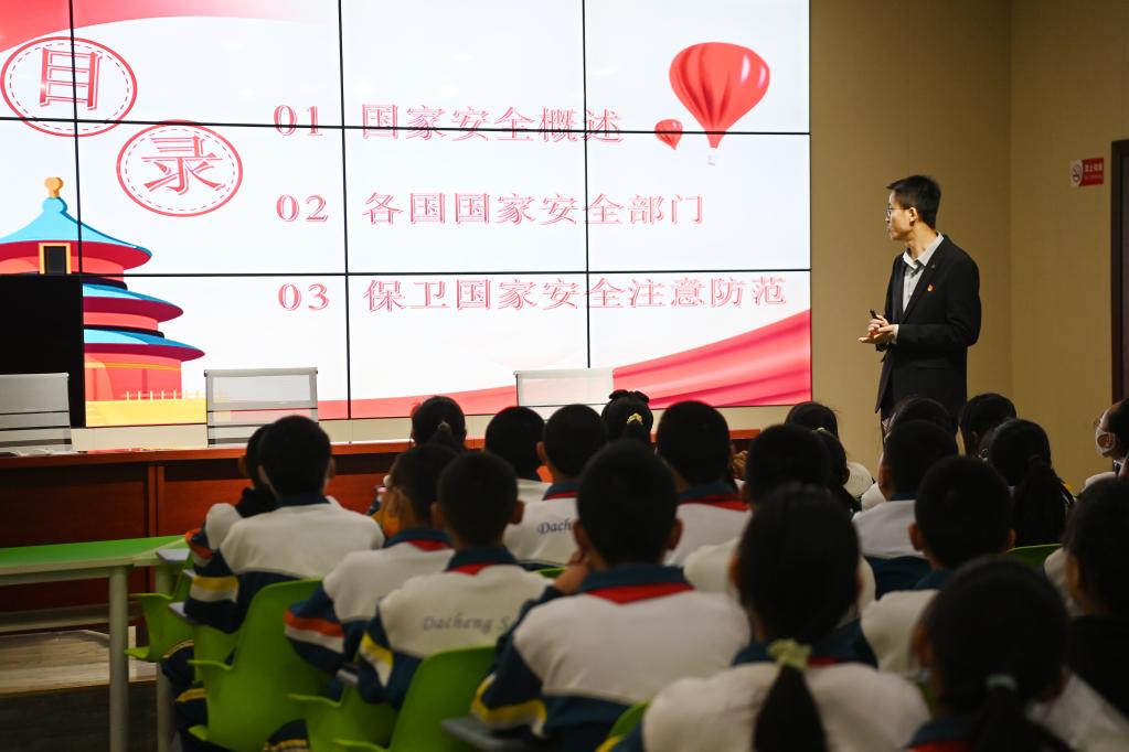 新華全媒+丨主題班會(huì )、禁毒宣傳、安全講座&mdash;&mdash;全民國家安全教育日活動(dòng)進(jìn)校園