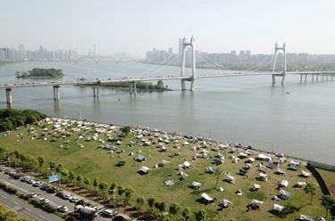 江畔露營(yíng) 樂(lè )享春光