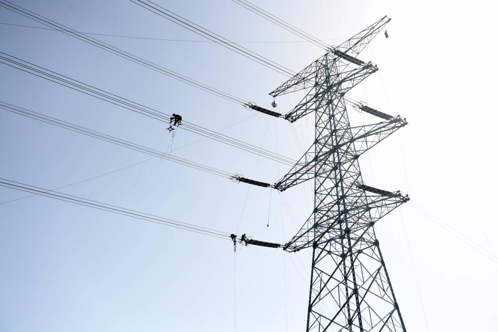 “穿越”勞動(dòng)一線(xiàn)看奮斗丨“空中舞者”:高空作業(yè)建設能源通道