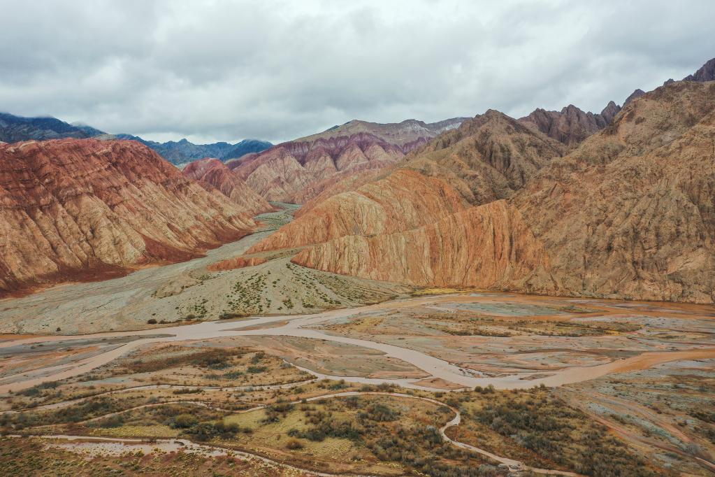 天山-昆侖山交匯處:色彩斑斕 風(fēng)景如畫(huà)