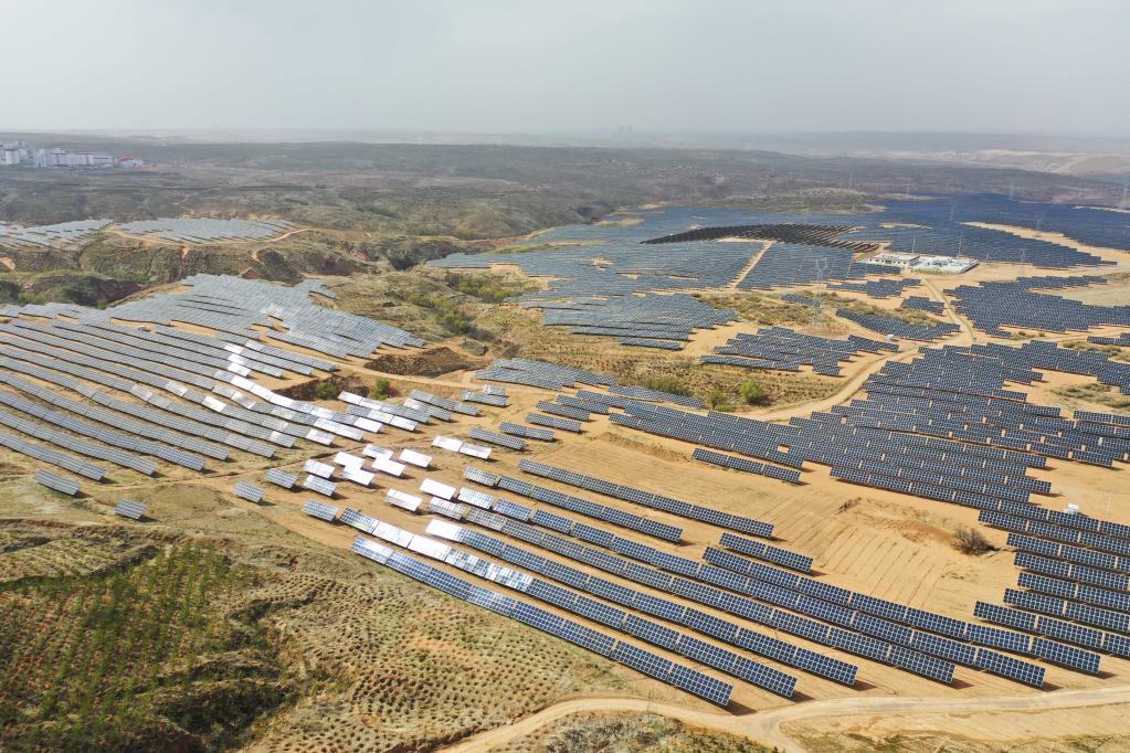 內蒙古鄂爾多斯:光伏項目助力采煤沉陷區生態(tài)治理