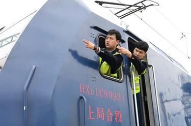 &ldquo;穿越&rdquo;勞動(dòng)一線(xiàn)看奮斗｜&ldquo;鋼鐵駝隊&rdquo;：跑出中歐班列&ldquo;第一棒&rdquo;