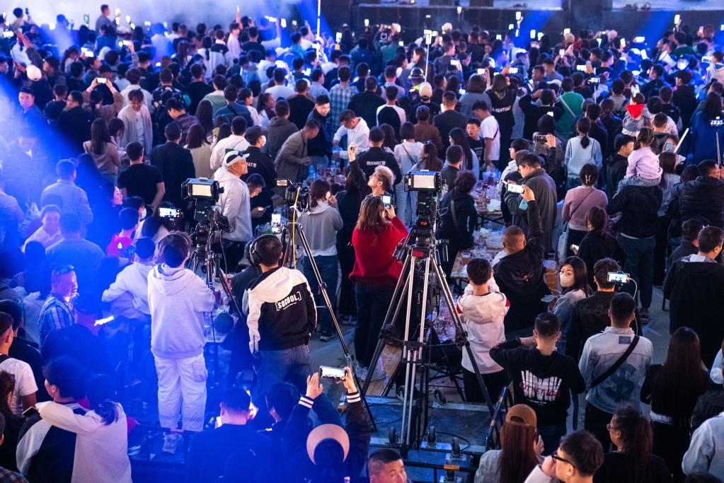 新華全媒+丨山東:淄博燒烤“走紅” 這些瞬間“走心”