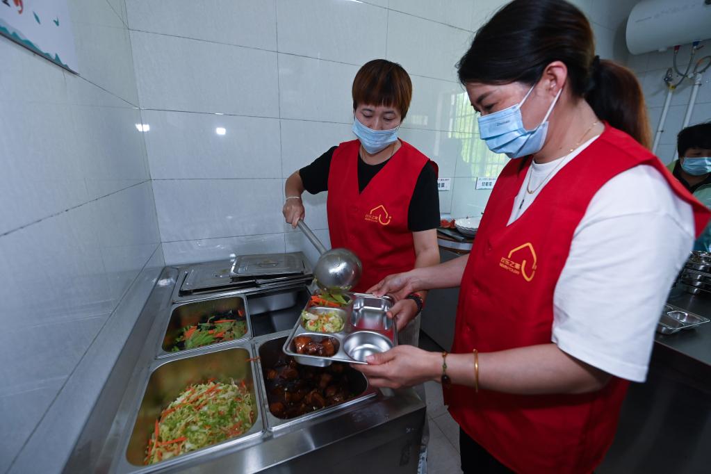 鄉村愛(ài)心食堂帶給老人家門(mén)口的&ldquo;幸福味&rdquo;