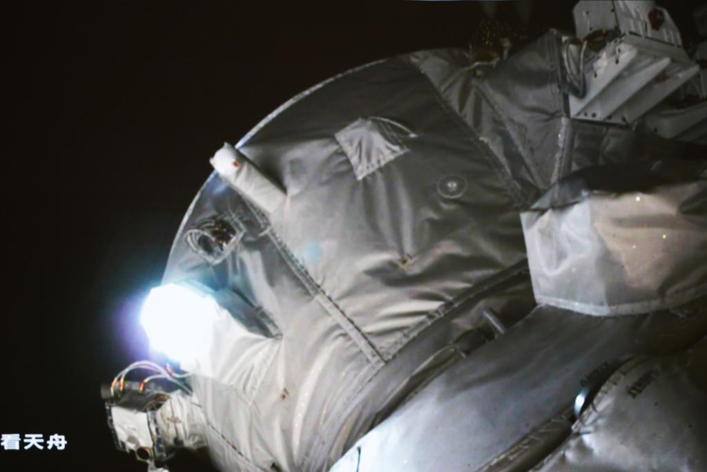 新華全媒+丨天舟六號貨運飛船與空間站組合體完成交會(huì )對接